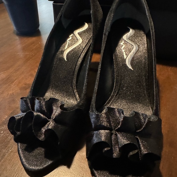 Size 9.5 Nina Black Suede Peep Toe Heels - Picture 2 of 5